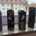 Gruselige Halloween-Kartons auf Fensterbank drinnen platziert