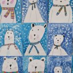 Niedliche Bären mit bunten Schals im Schnee