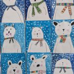 Neun skizzierte Bären mit bunten Schals im Schnee