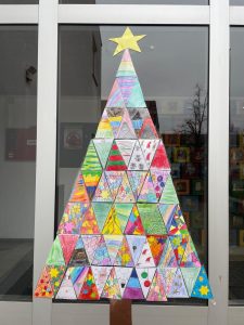 Bunter Weihnachtsbaum aus Dreiecken mit gelbem Stern