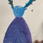 Blaues Rentiergemälde mit schneebedecktem Hintergrund