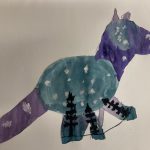Buntes Aquarell einer imaginären Tierfigur im Wald