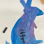 Kreatives Kinderbild: Buntstiftzeichnung eines blauen Hasen