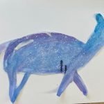 Aquarellgemälde eines blauen Tieres mit Bäumen.