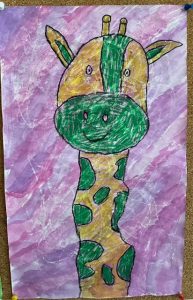 Farbenfrohe Zeichnung einer Giraffe auf Papier