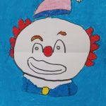 Kinderzeichnung eines Clowns mit roter Nase