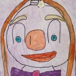 Kinderzeichnung einer lächelnden Figur mit Schleife
