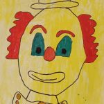 Kinderzeichnung eines lachenden Clowns mit Hut.