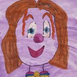 Kinderzeichnung eines lächelnden Gesichts mit lila Hintergrund