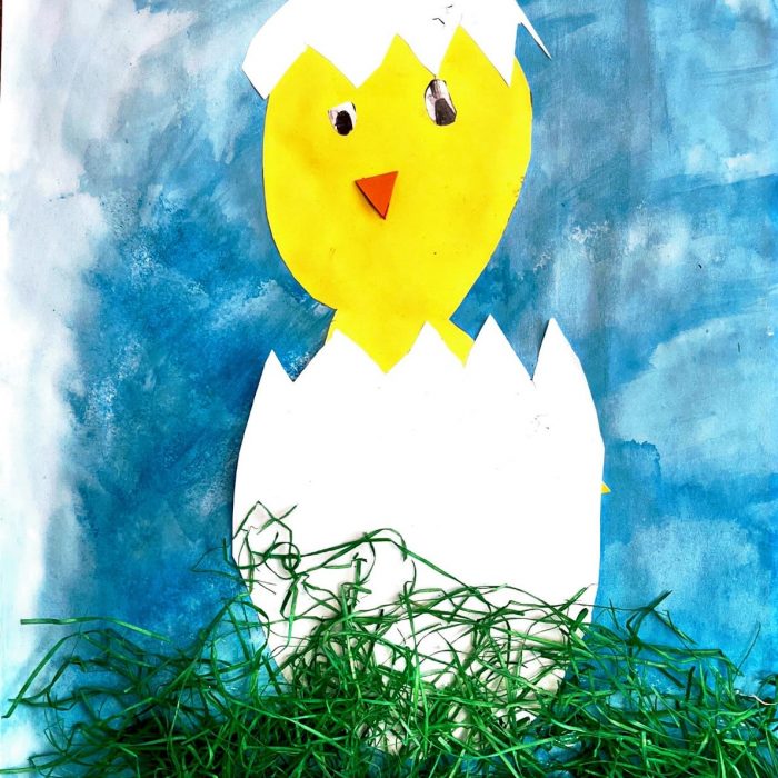 Küken Collage aus Papier und Kunstgras