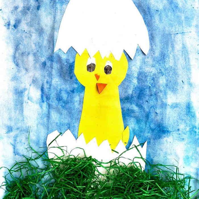 Gelbes Küken aus dem Ei auf Kunstwerk