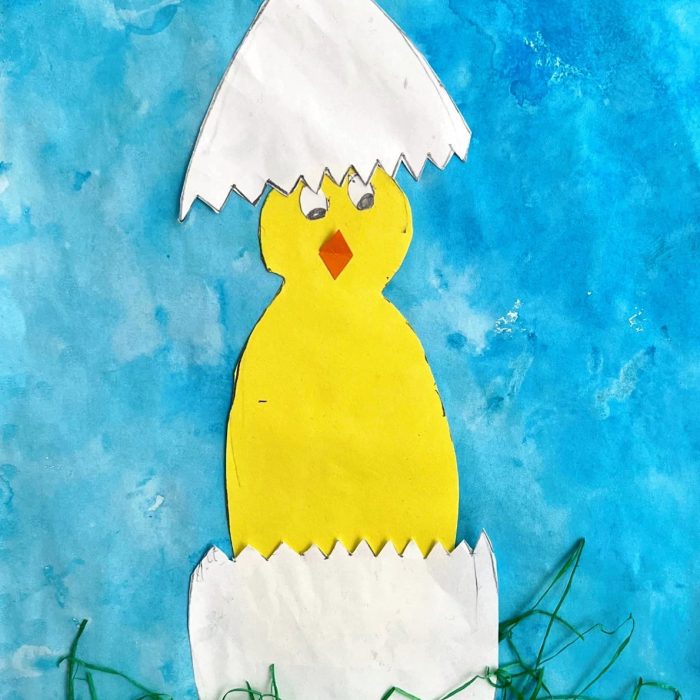 Gelbes Küken schlüpft aus einem Ei kunstvoll