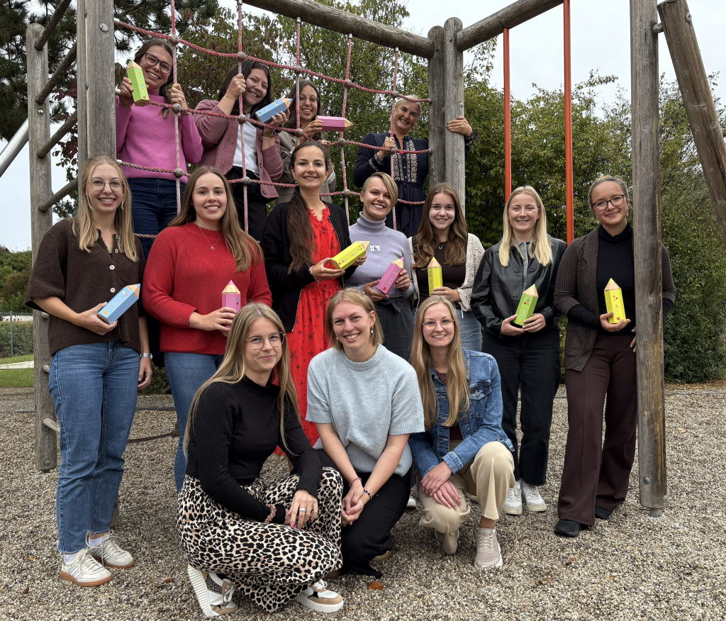 Seminarteilnehmerinnen posieren am Spielplatz