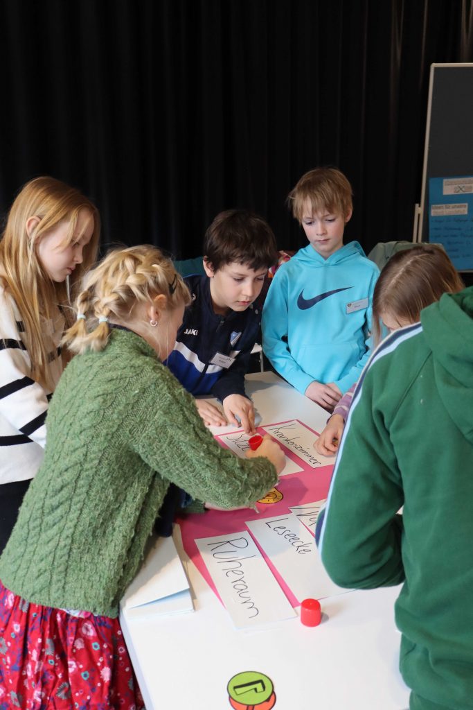 Kinder erstellen ein Plakat