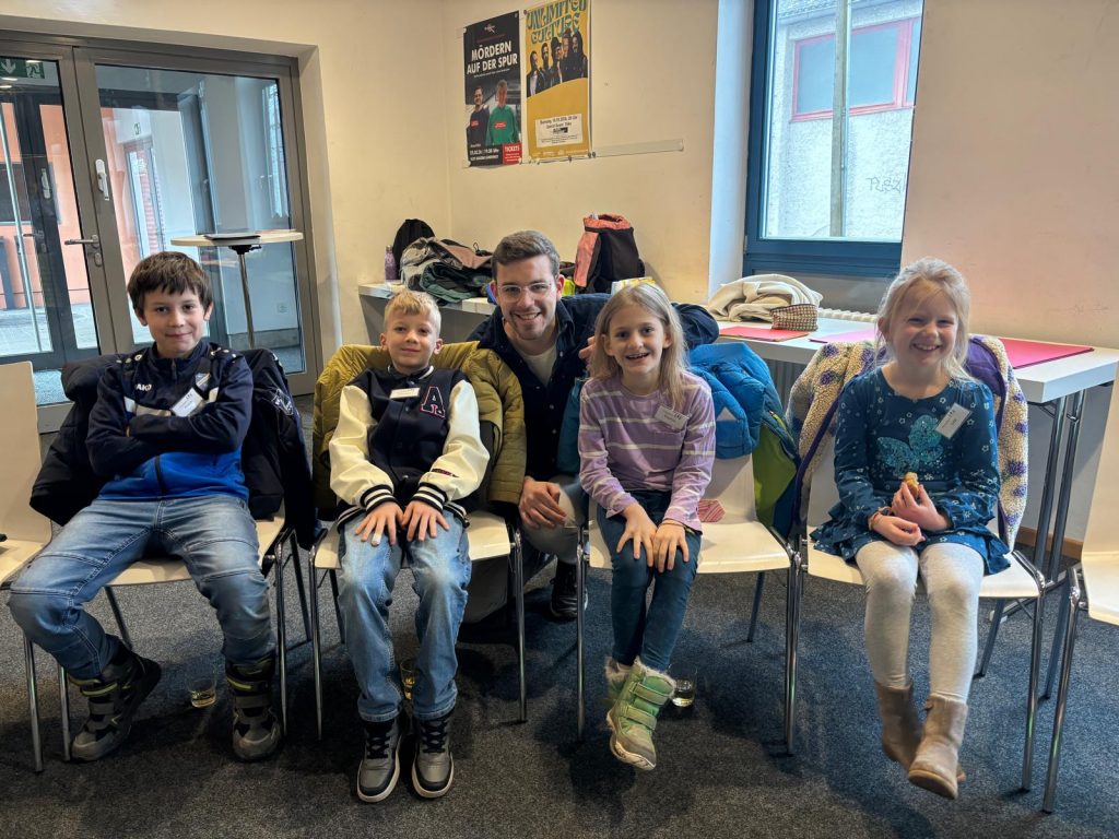 Vertreter der Grundschule St. Peter und Paul mit ihrem Lehrer