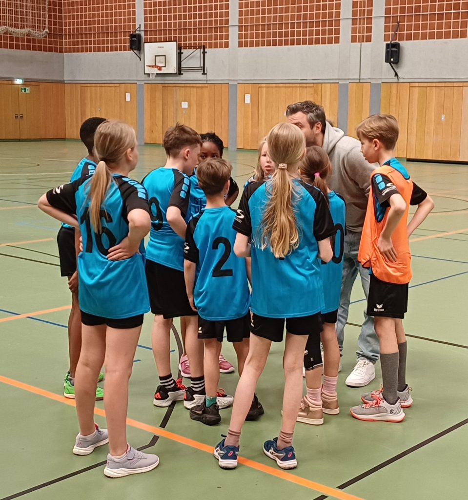 Teambesprechung der Korbballmannschaft